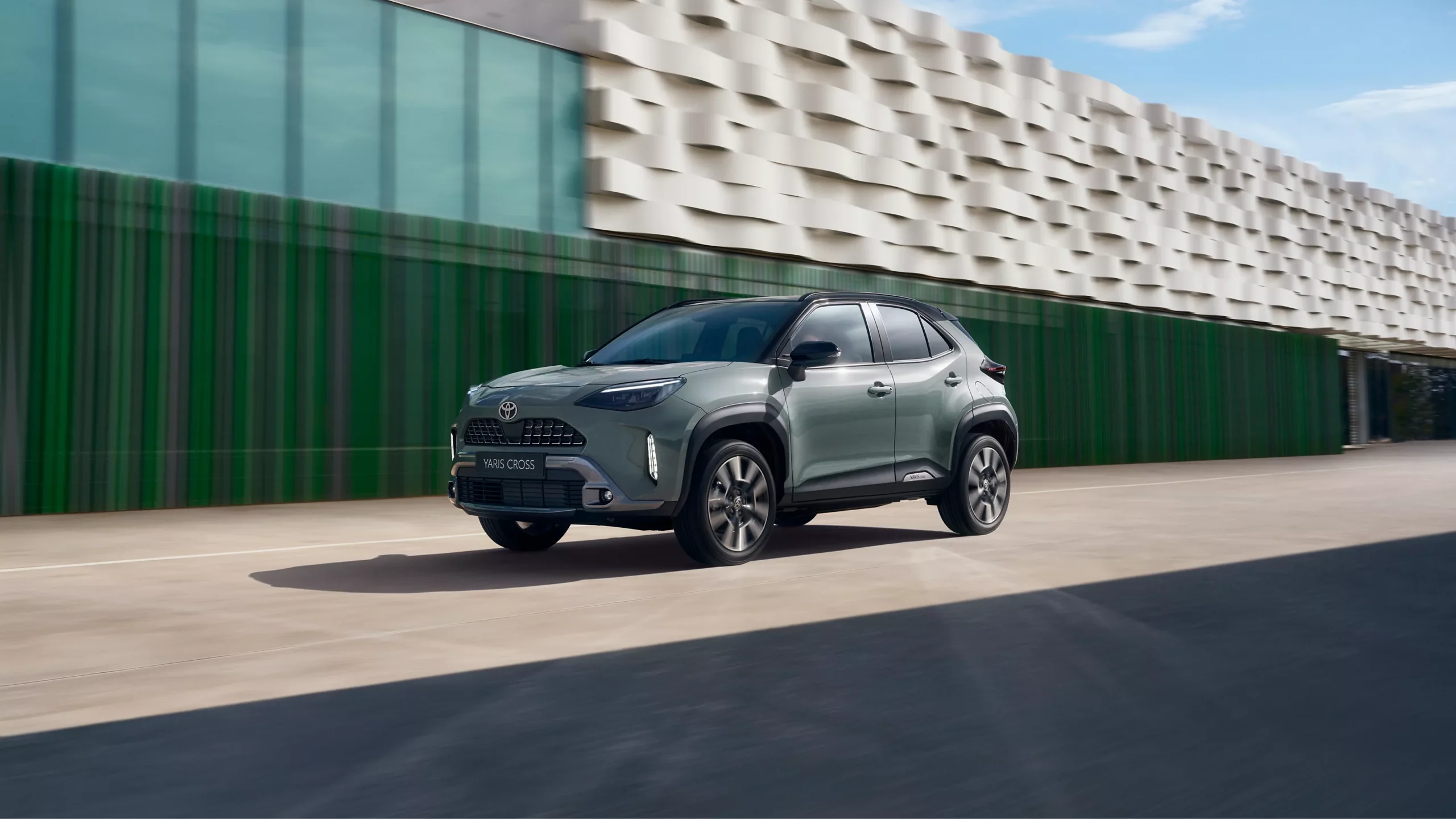 Con su potencia híbrida, el Yaris Cross está listo para cruzar la ciudad o lanzarse a la carretera. Su tren de transmisión de potencia, autorrecargable* y de bajo consumo de combustible combina a la perfección la conducción eléctrica y la conducción con gasolina
